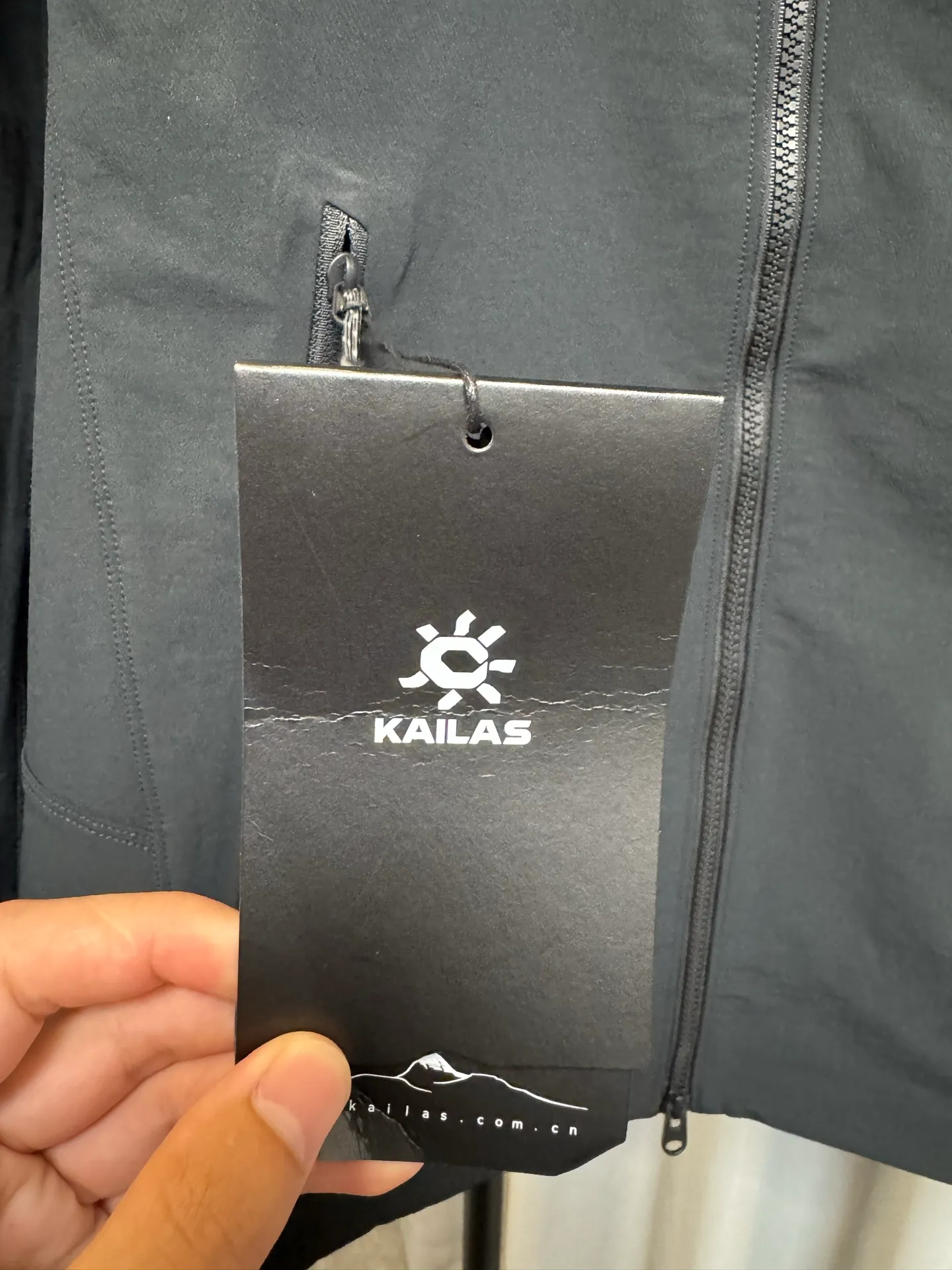 [Premium Replica] KAILAS/KAILAS 26Fw The Newest Arrival M 8 Stand Collar Embroidered Soft Shell Jacket for Couples Outdoor Casual Jacket Windbreaker Jacket (Xuan Qing Black) Hot Sale The Newest Arrival M 8 Stand Collar Soft Shell Jacket, hard core windproof and splashproof, high elastic Wear-Resistant that does not make you sweat. Professional outdoor soft-shell fabric, scratch-resistant and durable, no need to worry about wind and rain when hiking and hiking; the stand-up collar is neat and does not press on the body, the upper body is clean and slim, and it is Versatile for mountain wear and daily commuting. Wear it alone in spring and autumn to prevent wind and lock in temperature, and layer it in the middle to keep warm in winter. One piece can be worn in all seasons. YKK's smooth zipper + three-dimensional sports tailoring, zero restriction of activities, adaptable to all scenes including work, raising children, hiking, and camping. It is suitable for both outdoor needs and daily wear. It is very cost-effective. Look for this version. Size：s/m/l/xl/xxl